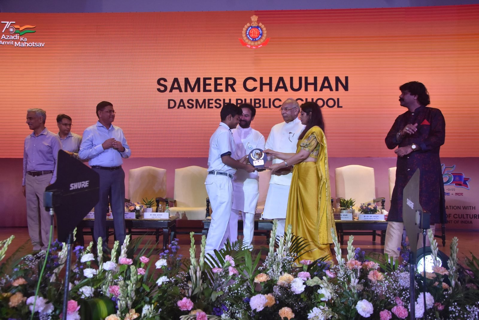 A student of Dasmesh Public School receiving a prize at Chitranjali