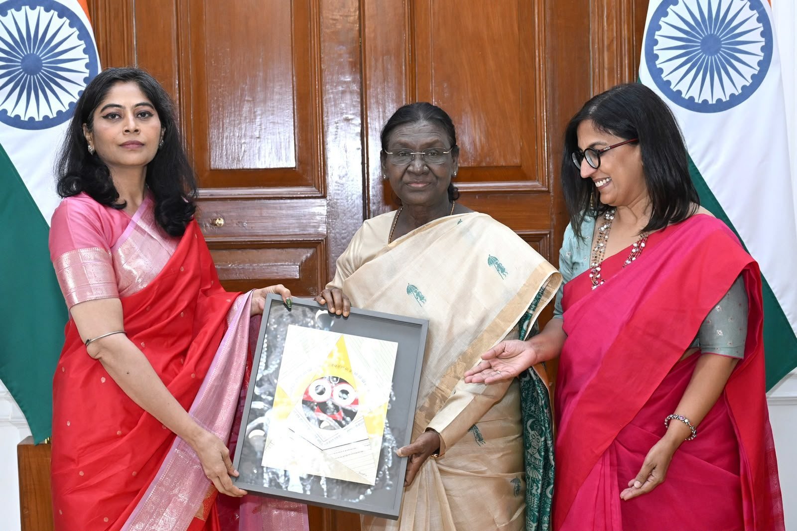 Ms. Vimlesh Brijwall, Secretary, Megh Mandal Sansthan, meeting the President of India, Smt Droupadi Murmu, at Rashtrapati Bhavan