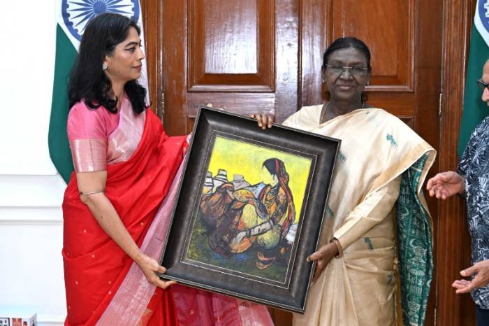 A painting being presented to the President of India