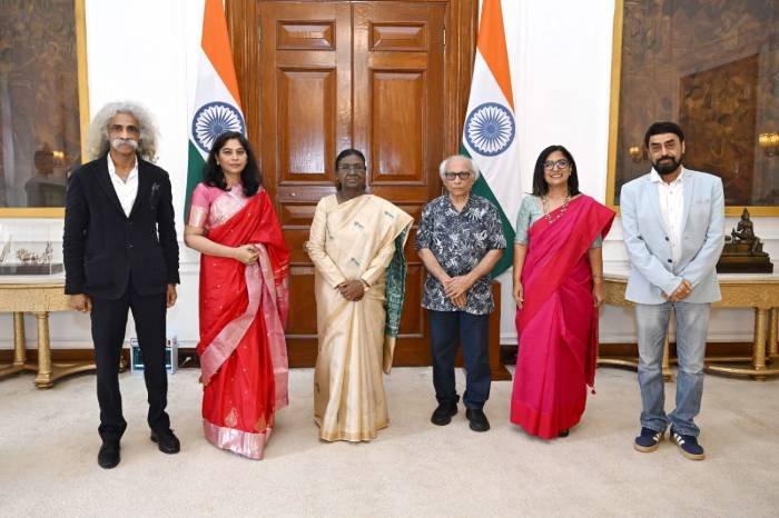 The President of India, Smt. Droupadi Murmu, with the Sansthan delegation at Rashtrapati Bhavan